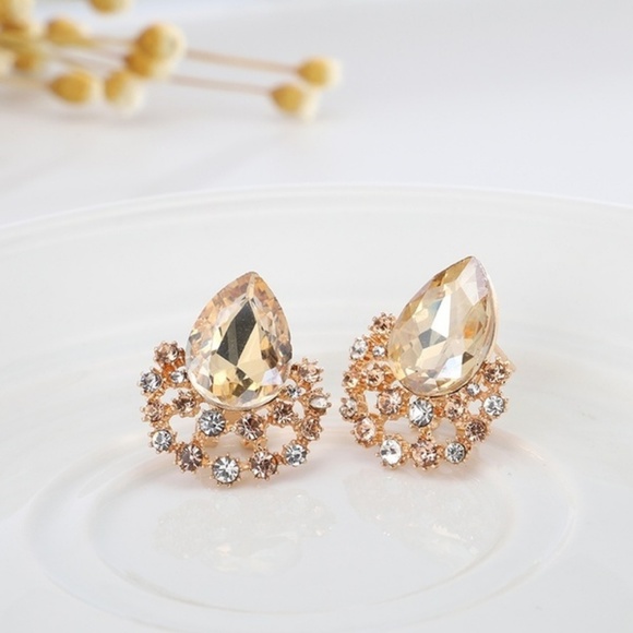 Gold Teardrop Necklace Set with Champagne Pendant - Picture 3 of 3